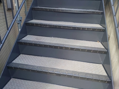 【杉並区成田西】サビが進行した鉄骨階段を塗装工事でメンテナンス｜街の外壁塗装やさん