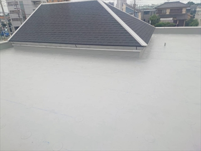 町田市金森東で雨漏りした屋上の塩ビシート防水を重ね張りし笠木を外して立上りまで改修