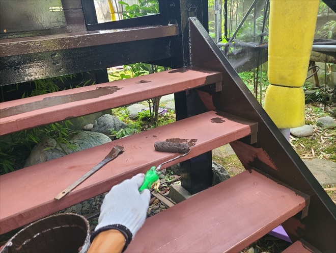 多摩市桜ケ丘で木製階段の塗装工事