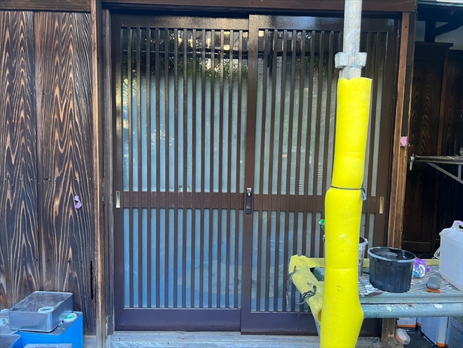 千代田区三番町で木製玄関引き戸を塗装工事で綺麗に仕上げます！