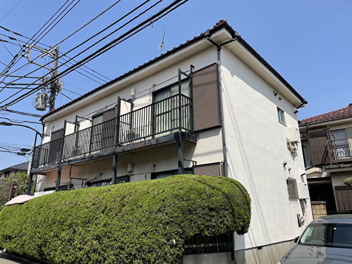 新宿区西落合のアパートにてエスケープレミアムシリコン（SR-175）を用いた外壁塗装工事を行う