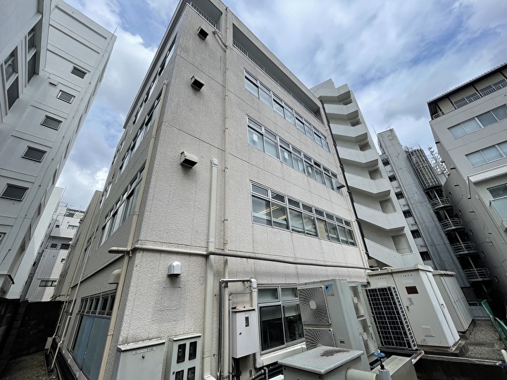 新宿区揚場町のテナントビルにて外壁の部分塗装工事を行いました。施工には耐久性の高い無機塗料を使用し工事費は税込1,580,000円で承りました