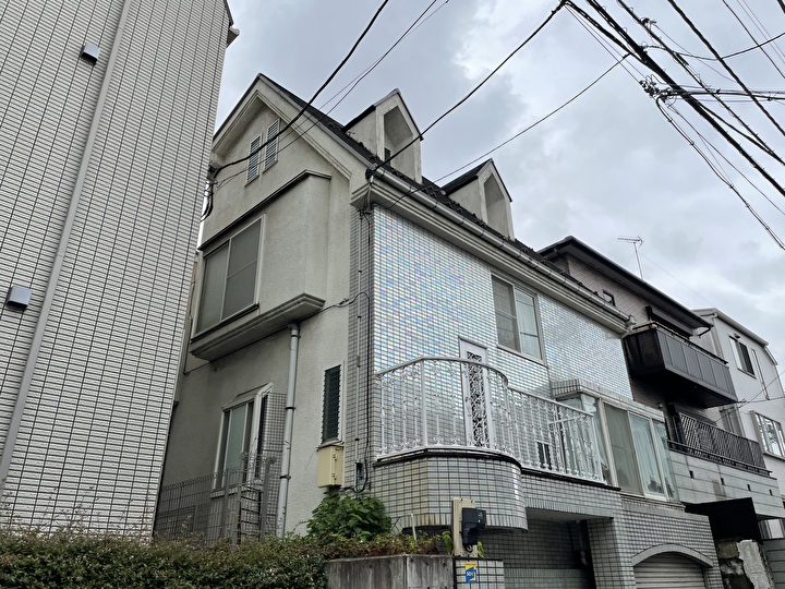 新宿区四谷三栄町にてエスケープレミアムシリコン（SR-111）を使ったモルタル外壁の塗装工事を行う