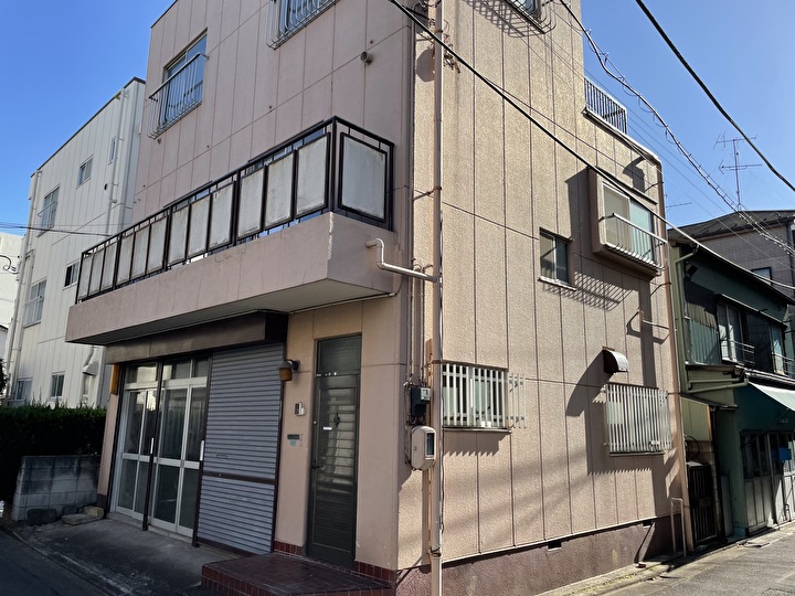江戸川区東小松川にてクリーンマイルドウレタン（ＳＲ－４２３）を用いた鉄部塗装及び外壁部分塗装工事を行う