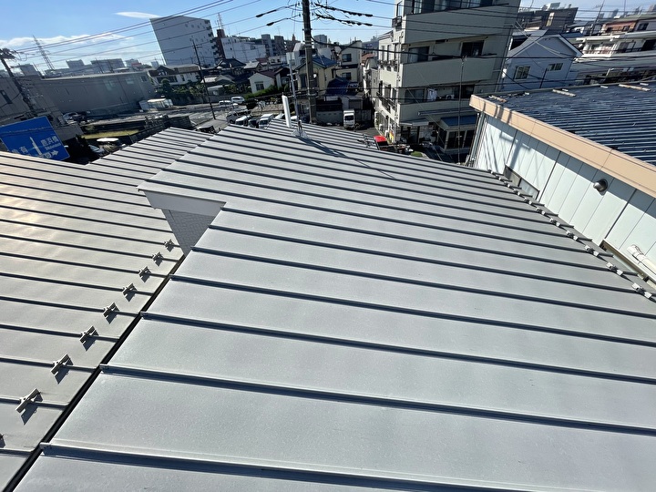 足立区鹿浜にてエスケープレミアム無機ルーフを用いて屋根塗装工事を行う！施工状況や費用もご紹介します。