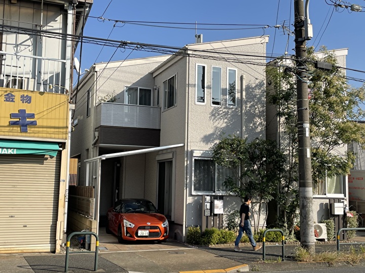 足立区鹿浜にてエスケープレミアム無機マイルド（SR-414、SR-402）を用いた外壁塗装工事を行う！工事の風景や費用も合わせてご紹介します