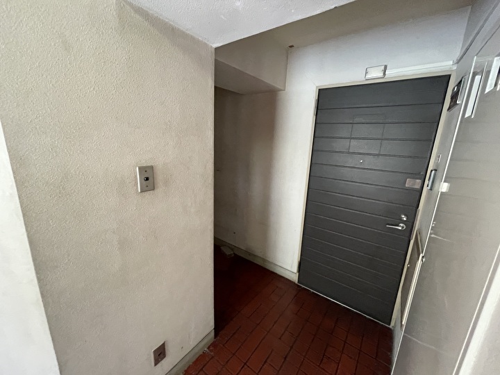 千代田区一番町のマンションにて水性ケンエース（22-85A）を採用した共用部内壁の塗装工事を行う！施工内容や費用もご紹介