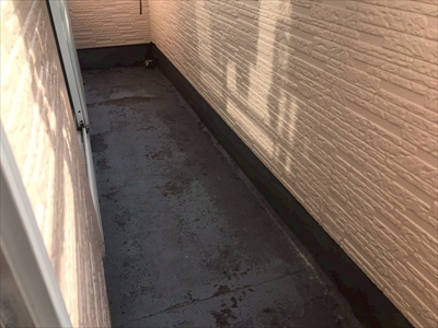 バルコニーＦＲＰ防水トップコートの剥がれは要注意！調布市深大寺東町で行った塗装工事事例