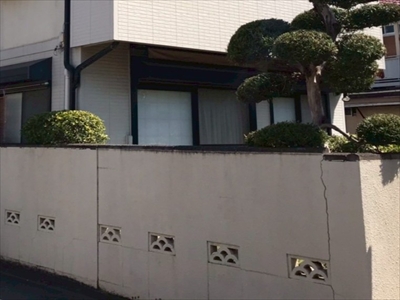調布市佐須町で擁壁塗装、クラックと黒ずみ汚れを補修し高圧洗浄から上塗りまで施工