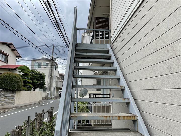 豊島区千川で鉄部塗装工事を実施、錆が広がった鉄階段を下地処理とクリーンマイルドウレタンで美しく再生