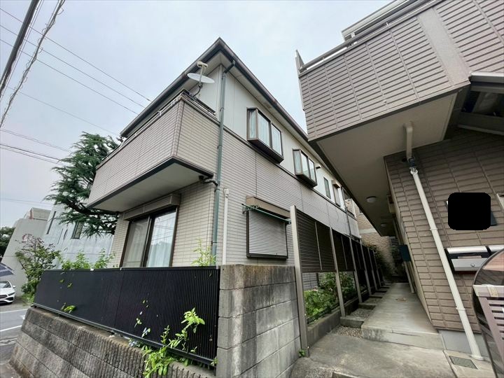 世田谷区代沢でダンネストを使って外壁塗装工事と目地打ち替えを実施　チョーキングと目地の割れ・ヤセを改善しました！