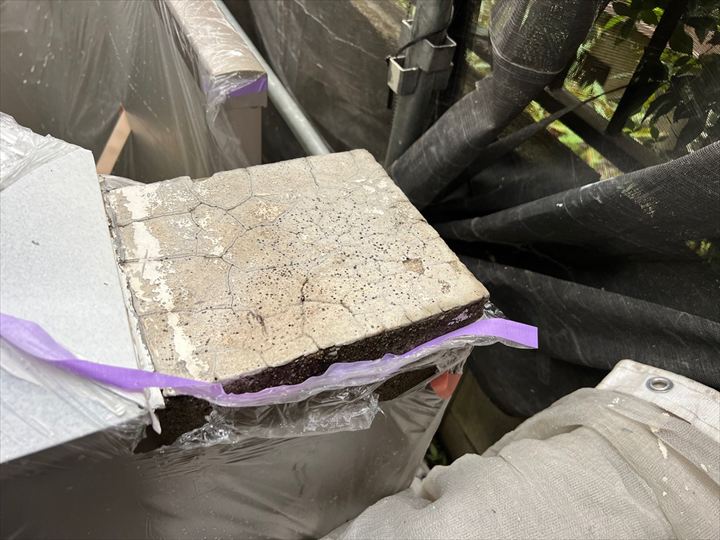 施工前のコンクリート基礎の出っ張り