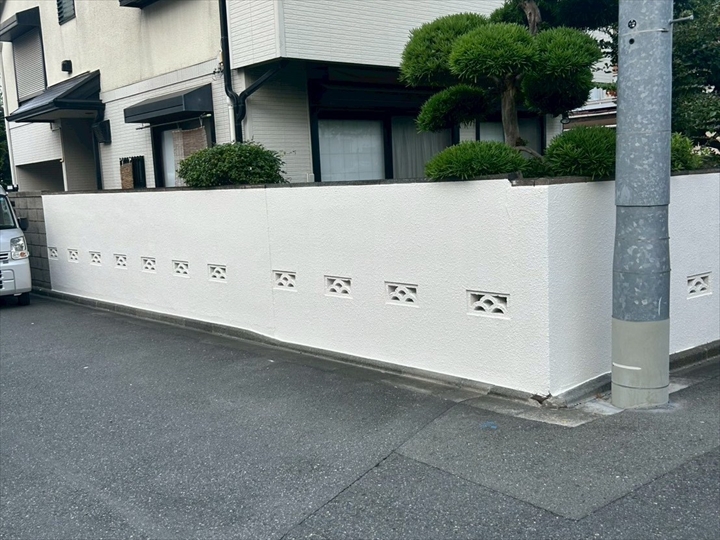 調布市佐須町で擁壁塗装、クラックと黒ずみ汚れを補修し高圧洗浄から上塗りまで施工
