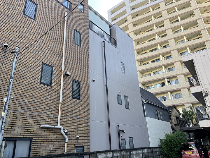江東区東砂の現場にてエスケープレミアムシリコン（SR-413）を採用した外壁塗装工事を行う