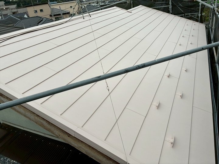 【多摩市和田】遮熱断熱塗料「ダンネスト」で金属屋根塗装!2階の暑さを軽減する屋根リフォーム