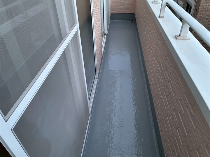 バルコニーＦＲＰ防水トップコートの剥がれは要注意！調布市深大寺東町で行った塗装工事事例