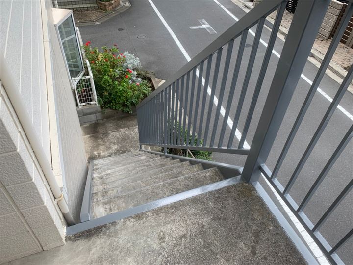 豊島区千川で鉄部塗装工事を実施、錆が広がった鉄階段を下地処理とクリーンマイルドウレタンで美しく再生