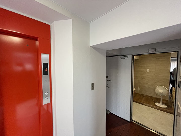 千代田区一番町のマンションにて水性ケンエース（22-85A）を採用した共用部内壁の塗装工事を行う！施工内容や費用もご紹介