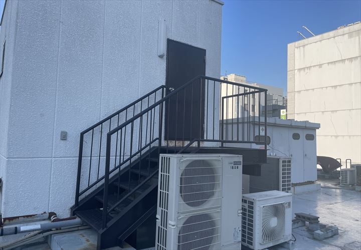 墨田区江東橋のテナントビルにてクリーンマイルドウレタン（SR-423）を用いた鉄部塗装工事を行う