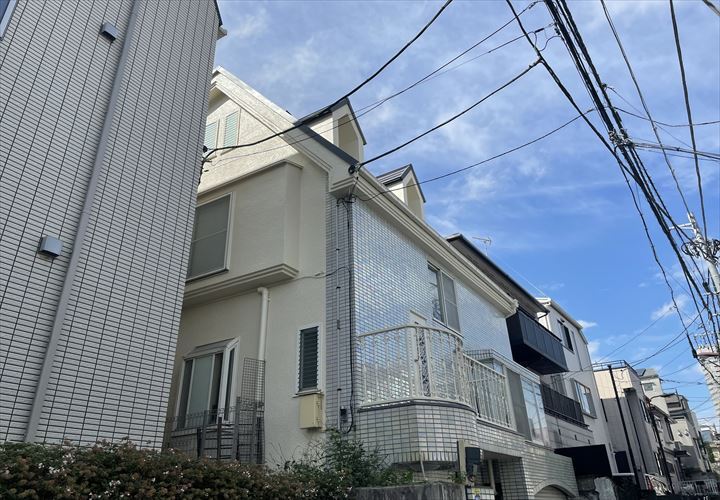新宿区四谷三栄町にてエスケープレミアムシリコン（SR-111）を使ったモルタル外壁の塗装工事を行う