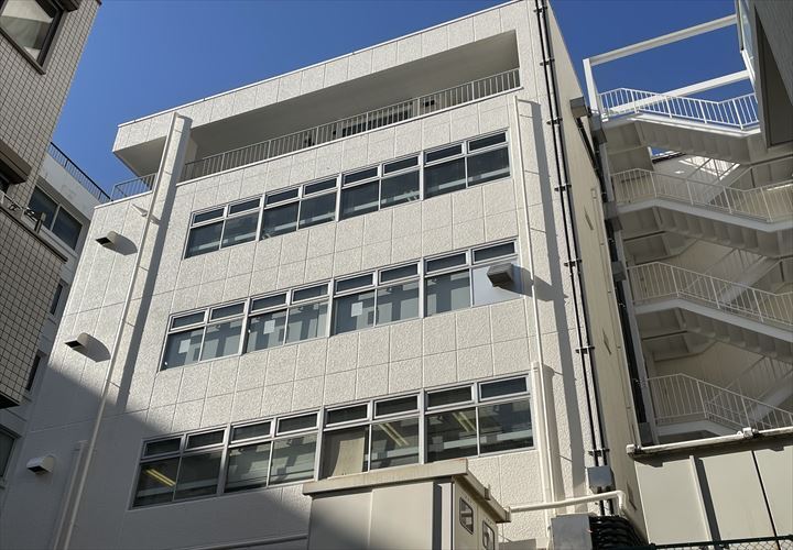 新宿区揚場町のテナントビルにて外壁の部分塗装工事を行いました。施工には耐久性の高い無機塗料を使用し工事費は税込1,580,000円で承りました