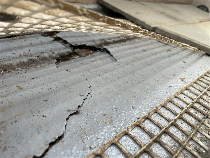 練馬区大泉町にてバルコニー防水層に割れを確認！雨漏り防止のため防水工事をご提案