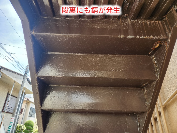 鉄骨階段の段裏の錆