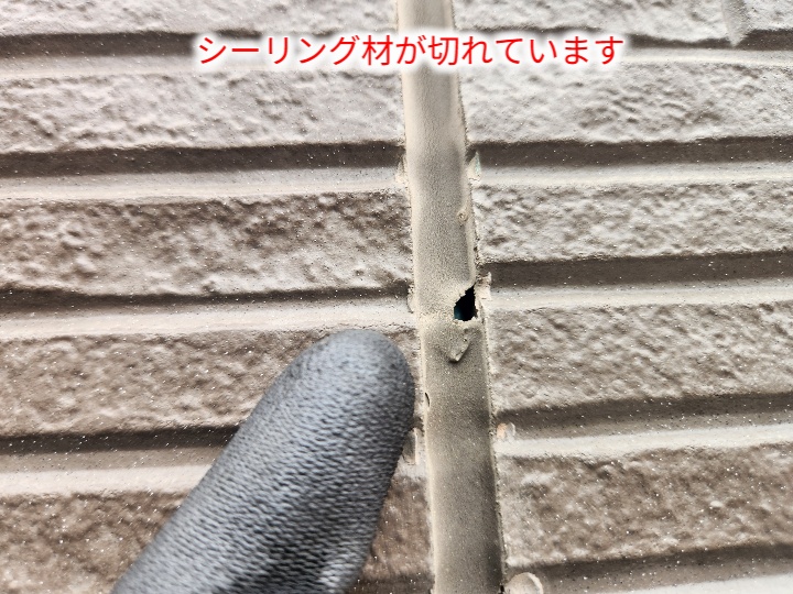 江戸川区西小松川町で確認したシーリング材劣化とサイディング欠けに伴う打ち替え工事・外壁塗装工事の必要性