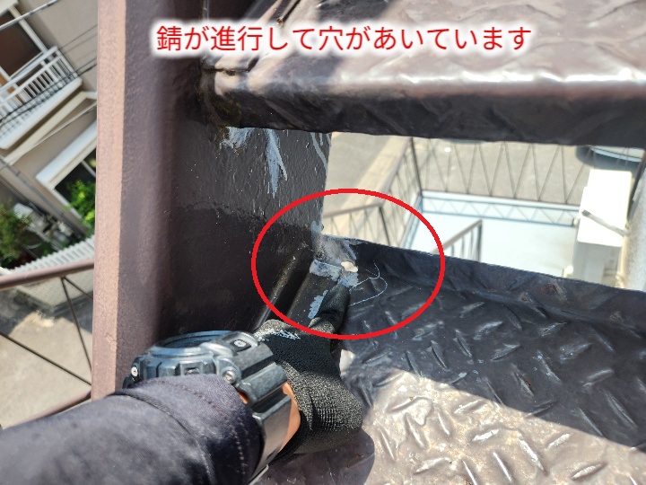 江戸川区鹿骨で鉄骨階段塗装前調査、手摺と踏板の錆や穴あき劣化を確認