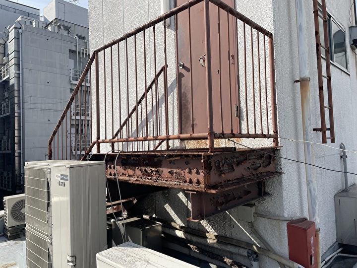 ビルの鉄骨階段部