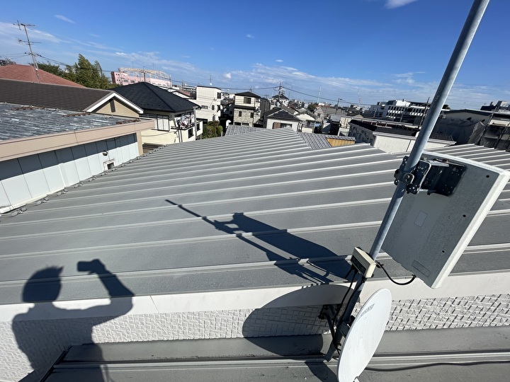 屋根塗装工事前の現場検証の作業風景