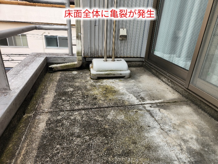 床面全体のひび割れ