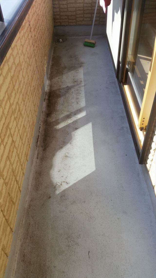 ベランダ床:水が溜まる
