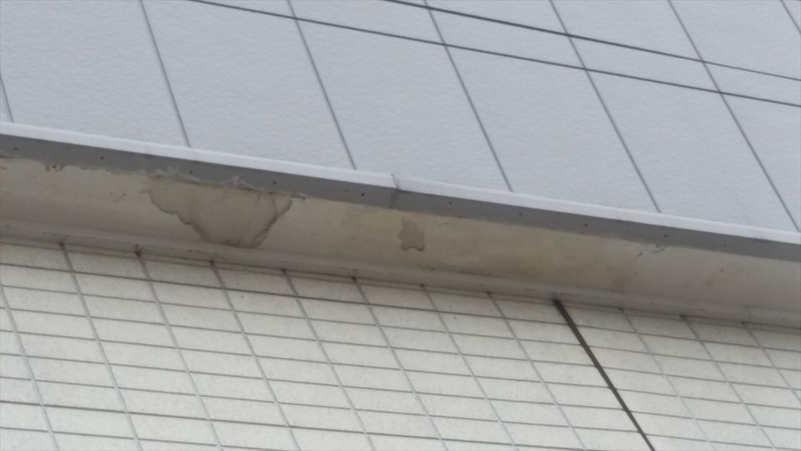 盛岡市西青山で軒天の交換と塗装工事を行いました。