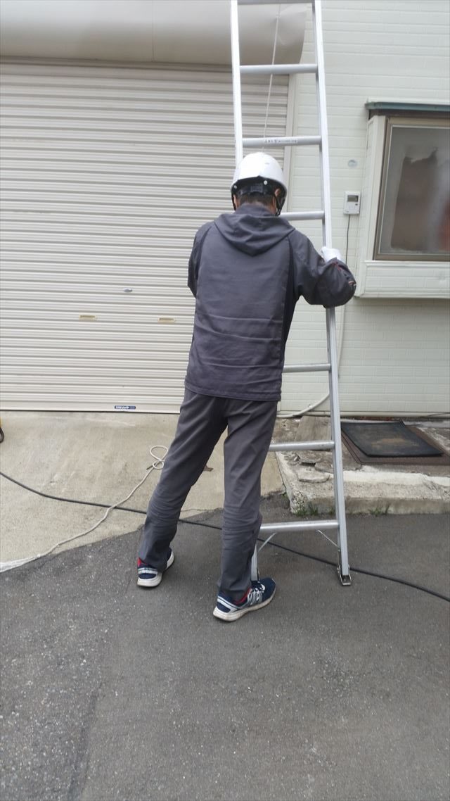 梯子での作業補助員