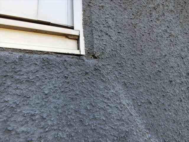 外壁のひび割れとピンホール
