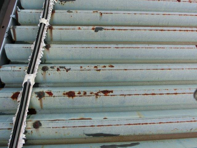 穴が開いた折半屋根