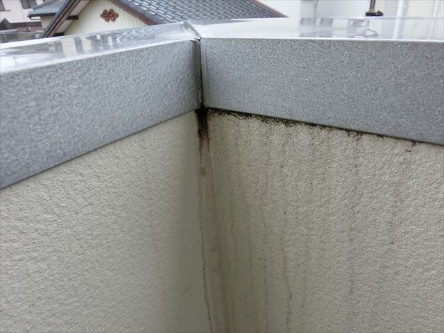 バルコニー笠木から雨漏り