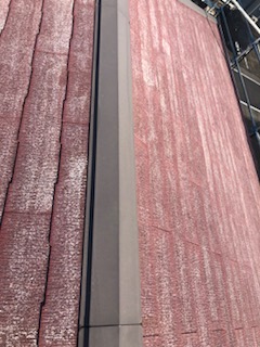 名古屋市中村区にてアパート屋根板金の塗装と外壁の胴差に下塗り作業