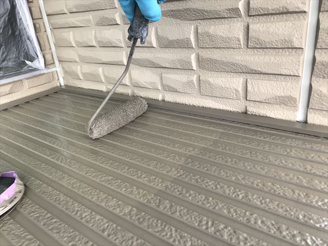 軒天塗装の上塗り