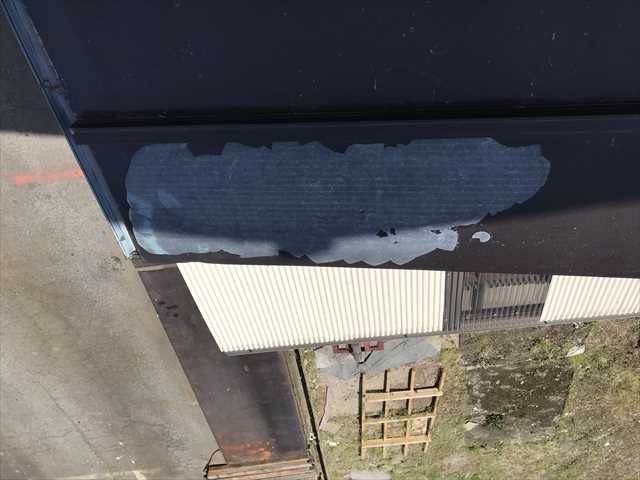 瓦棒屋根の塗膜のはがれ