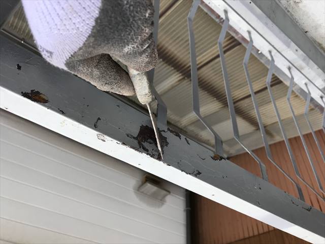 トタン屋根と雨戸他の鉄部錆止め塗装しました／名古屋市港区