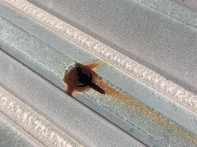 折半屋根のボルトからの雨漏り
