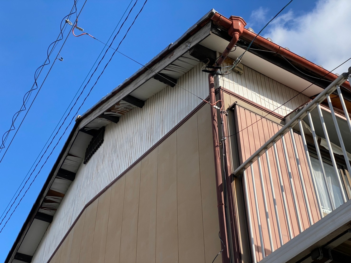 愛知県あま市にて軒天のケイカルボード板を貼りました