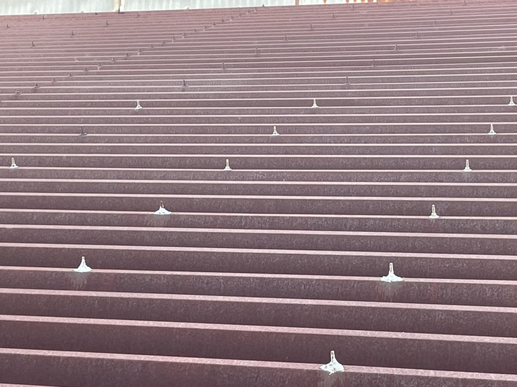 名古屋市南区で雨漏りした工場屋根を調査、錆が広がる折板屋根と過去の補修跡を確認