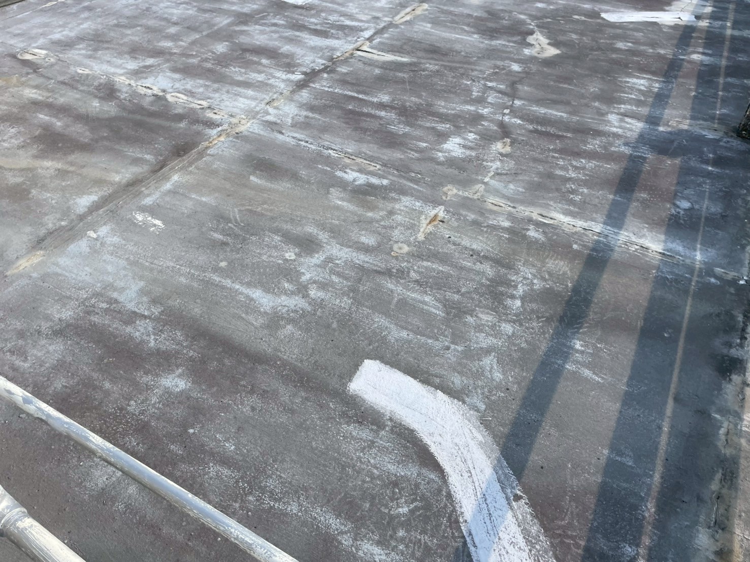 名古屋市港区のベランダ防水層が劣化してひび割れた状態(調査時)