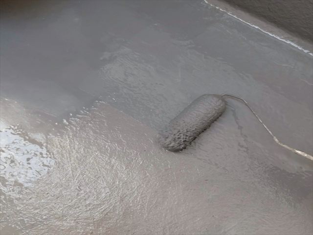 名古屋市港区のベランダ防水工事でプライマーを塗布している下地処理の状態