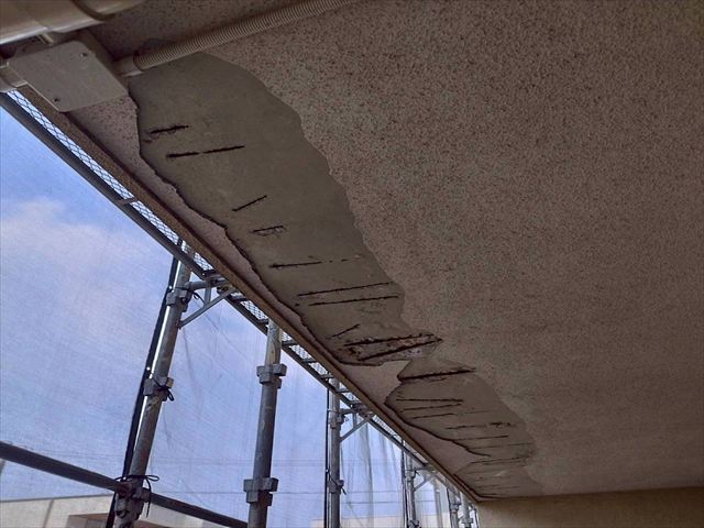 名古屋市港区のベランダ防水層下のコンクリートに雨水浸入による錆が発生した状態