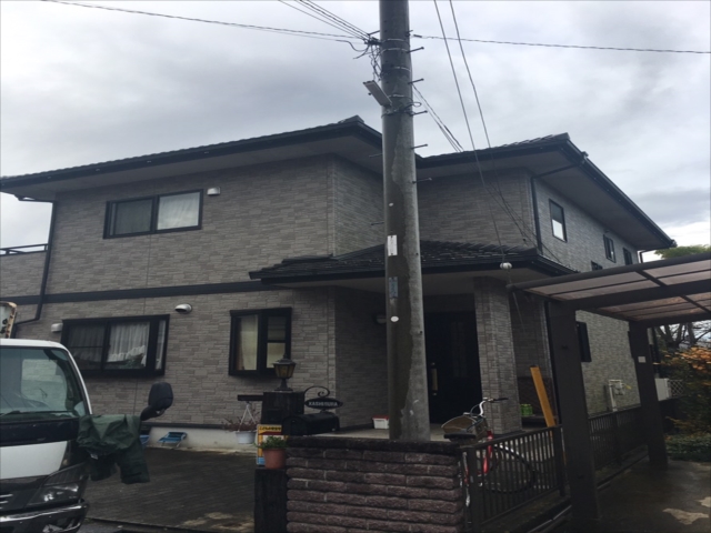 水戸市大塚町でまた外壁サイディングを無機クリヤーで塗装します。今日は足場を架けました。