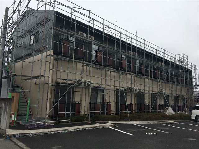 水戸市のアパート、仮設足場解体と２階通路構造鉄骨塗装になります。